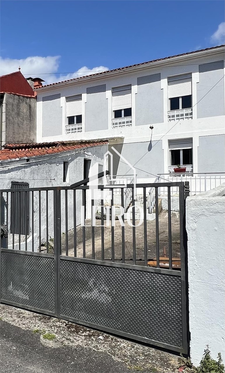 Foto 1 Casa a Reformar con Jardín y Garaje