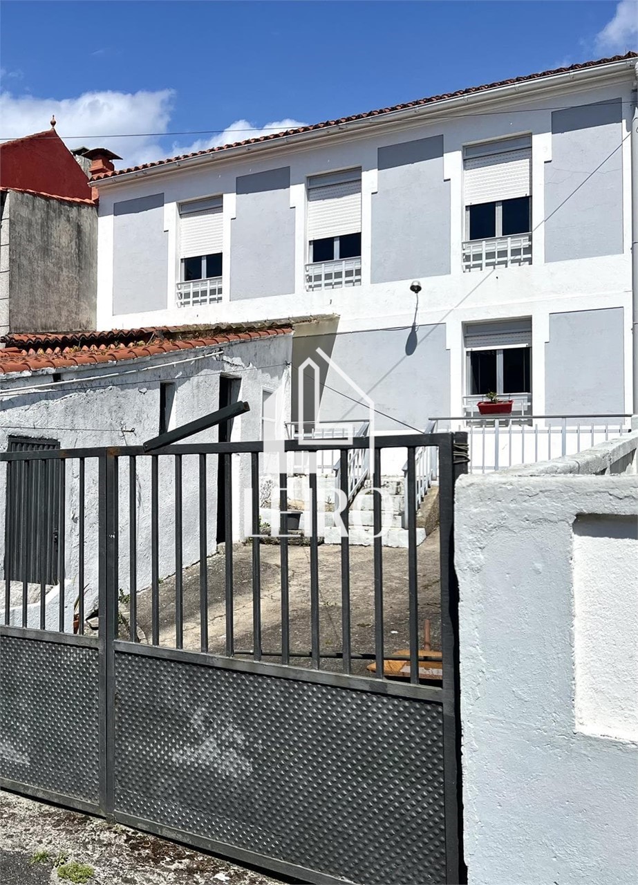 Foto 2 Casa a Reformar con Jardín y Garaje